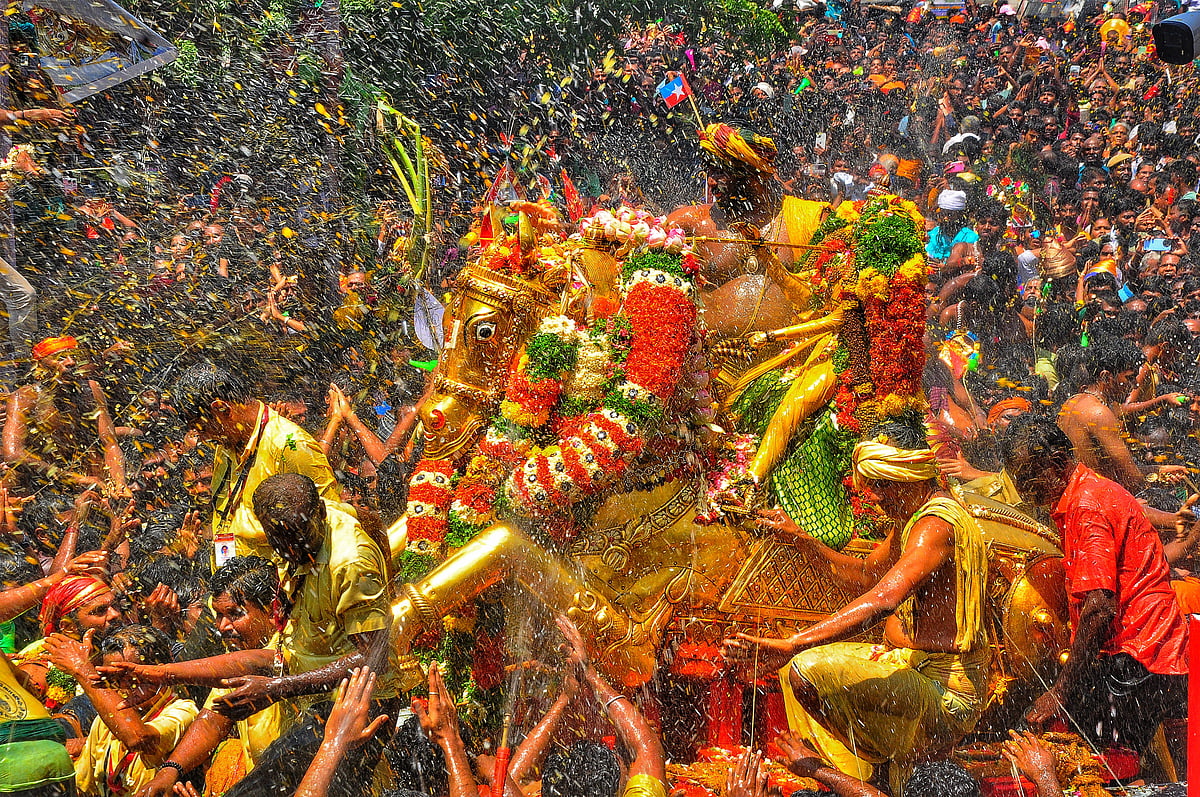 Vikatan Photo Album: அழகோ அழகு... கரைபுரண்ட உற்சாகம்... ஆற்றில் இறங்கிய 
அழகரும் மதுரை மக்களும்! 