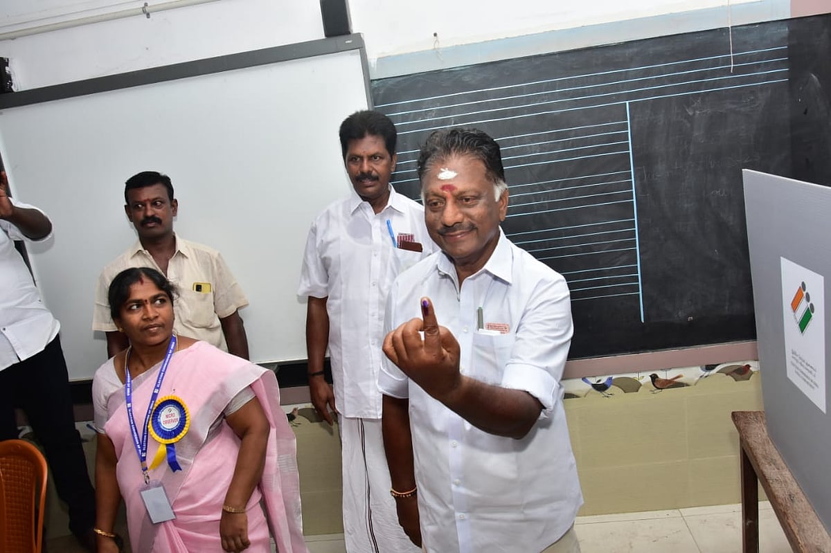 ``இந்த தேர்தலில் பழனிசாமி எங்கு உள்ளார் என்றே தெரியவில்லை..!” - வாக்களித்த பின் ஓ.பி.எஸ்