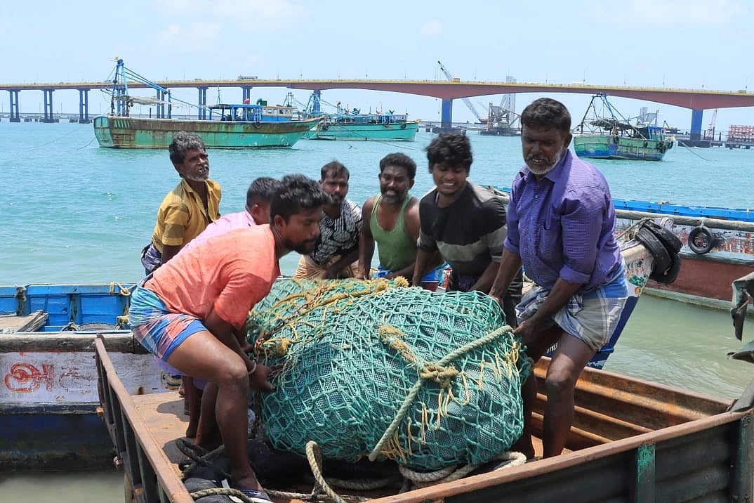 இனப்பெருக்கத்துக்காக மீன்பிடி தடைக்காலம் தொடங்கியது..! - கரையோரம் நிறுத்தி வைக்கப்பட்ட படகுகள்