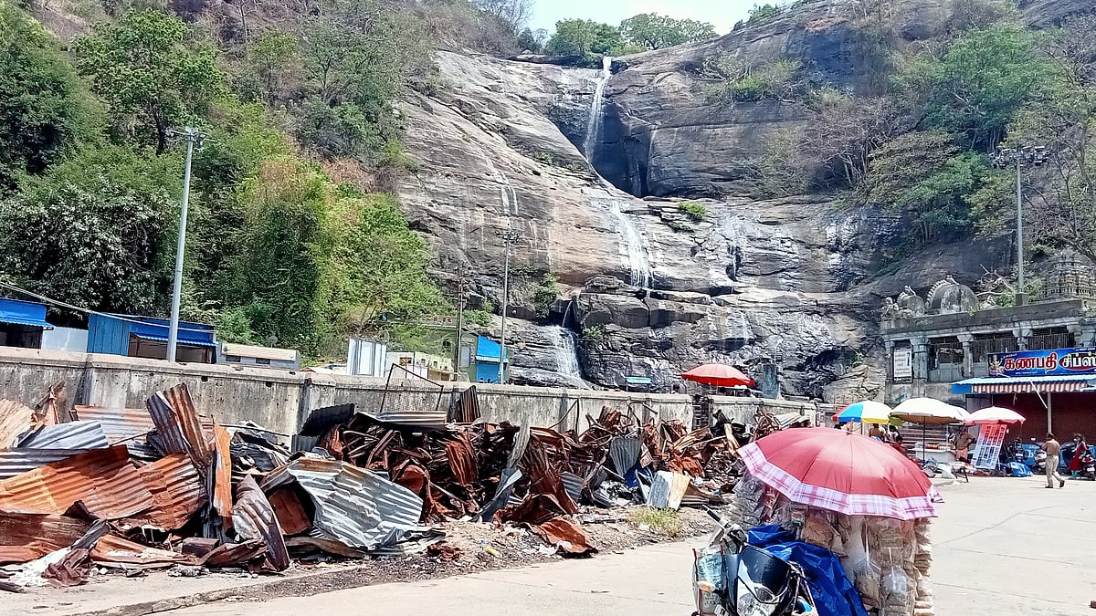 குற்றாலம்: குவித்து வைக்கப்பட்டுள்ள இரும்பு கழிவுகள்... அகற்ற நடவடிக்கை எடுக்குமா நிர்வாகம்?