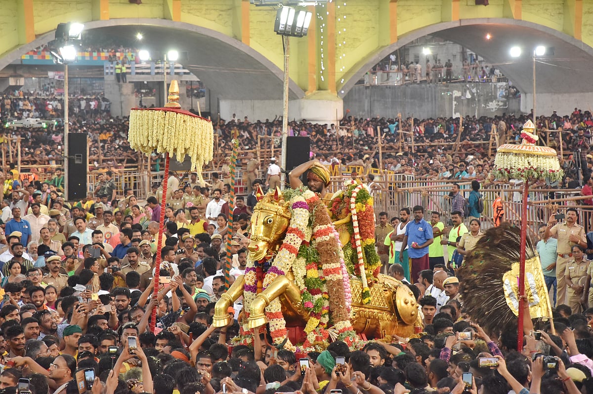 பச்சைப்பட்டு உடுத்தித் தங்கப் பல்லக்கில் வந்து வைகையில் எழுந்தருளிய கள்ளழகர்...!