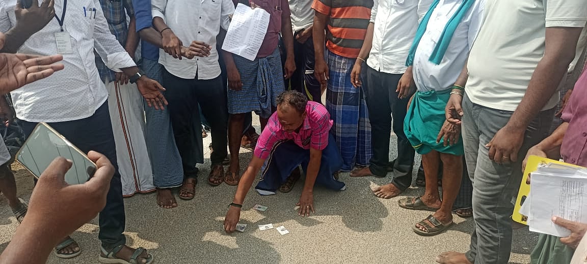 `வாக்காளர் அட்டை இருந்தும் பயனில்ல...' - ரோட்டில் வீசிய மக்கள்... ஸ்ரீவில்லிபுத்தூரில் பரபரப்பு!