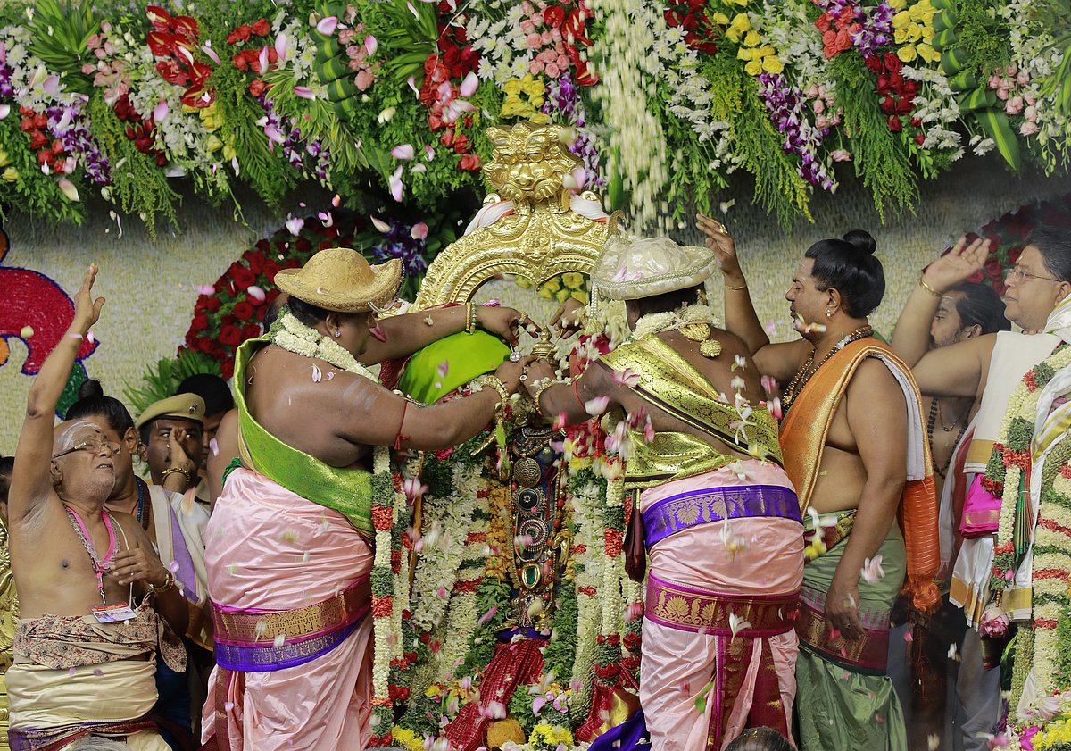 மீனாட்சி அம்மன் சுந்தரேசுவரர் திருக்கல்யாண வைபவம்-லட்சக்கணக்கான மக்கள் வருகையால் விழாக்கோலமான மதுரை!