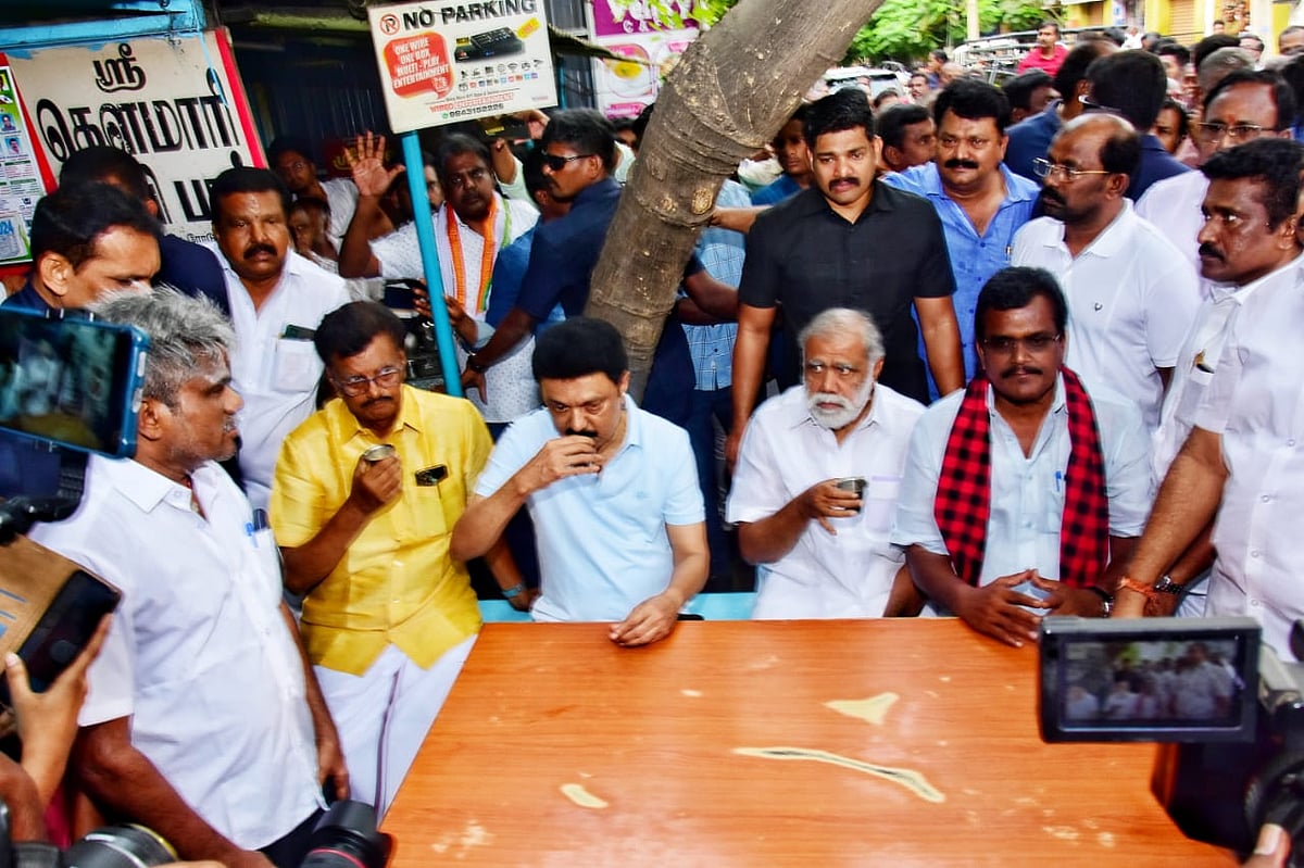 தேனி உழவர் சந்தை ரோட்டில் வாக்கிங்... ரஜினி ரசிகரின் கடையில் `டீ’ குடித்த ஸ்டாலின்!