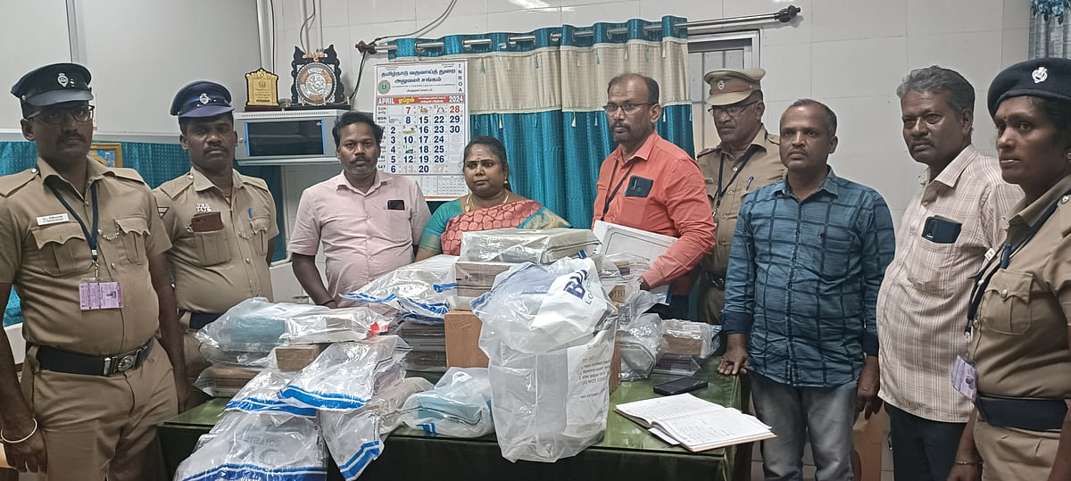 கூரியர் வேனில் பார்சல்  செய்யப்பட்ட 11 கிலோ தங்கம், வெள்ளி நகைகள் பறிமுதல் - பறக்கும் படை நடவடிக்கை!