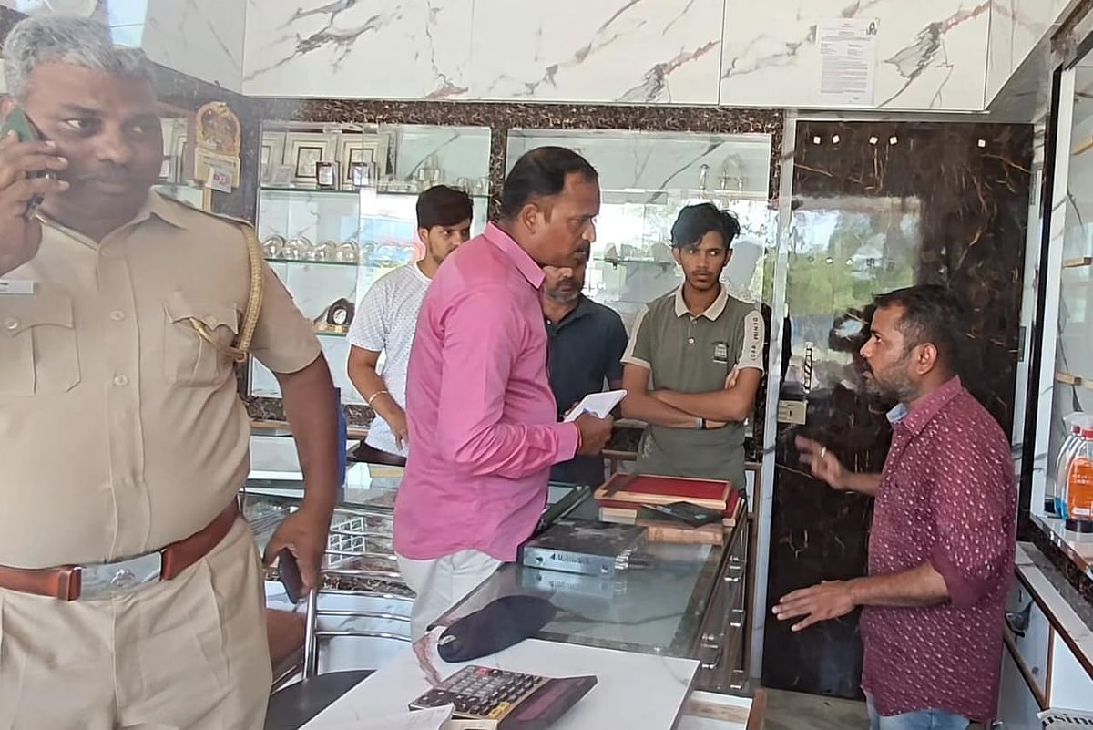 ஆவடி: துப்பாக்கிமுனையில் நகைக்கடையில் கொள்ளை... பட்டப்பகலில் நடந்த அதிர்ச்சி சம்பவம்!