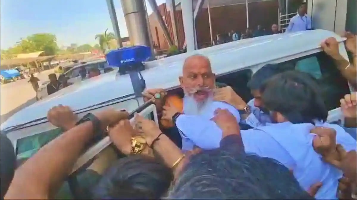 ராஜபுத்திரர்களுக்கு எதிராக பேசிய அமைச்சர் - குஜராத் பாஜக அலுவலகம் முற்றுகை, கர்னி சேனா தலைவர் கைது!