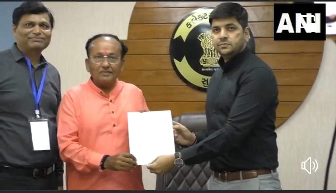 சூரத்தில் ஆடாமல் ஜெயிச்ச `பாஜக’ ; கொதிக்கும் காங்கிரஸ் - பின்னணி என்ன?