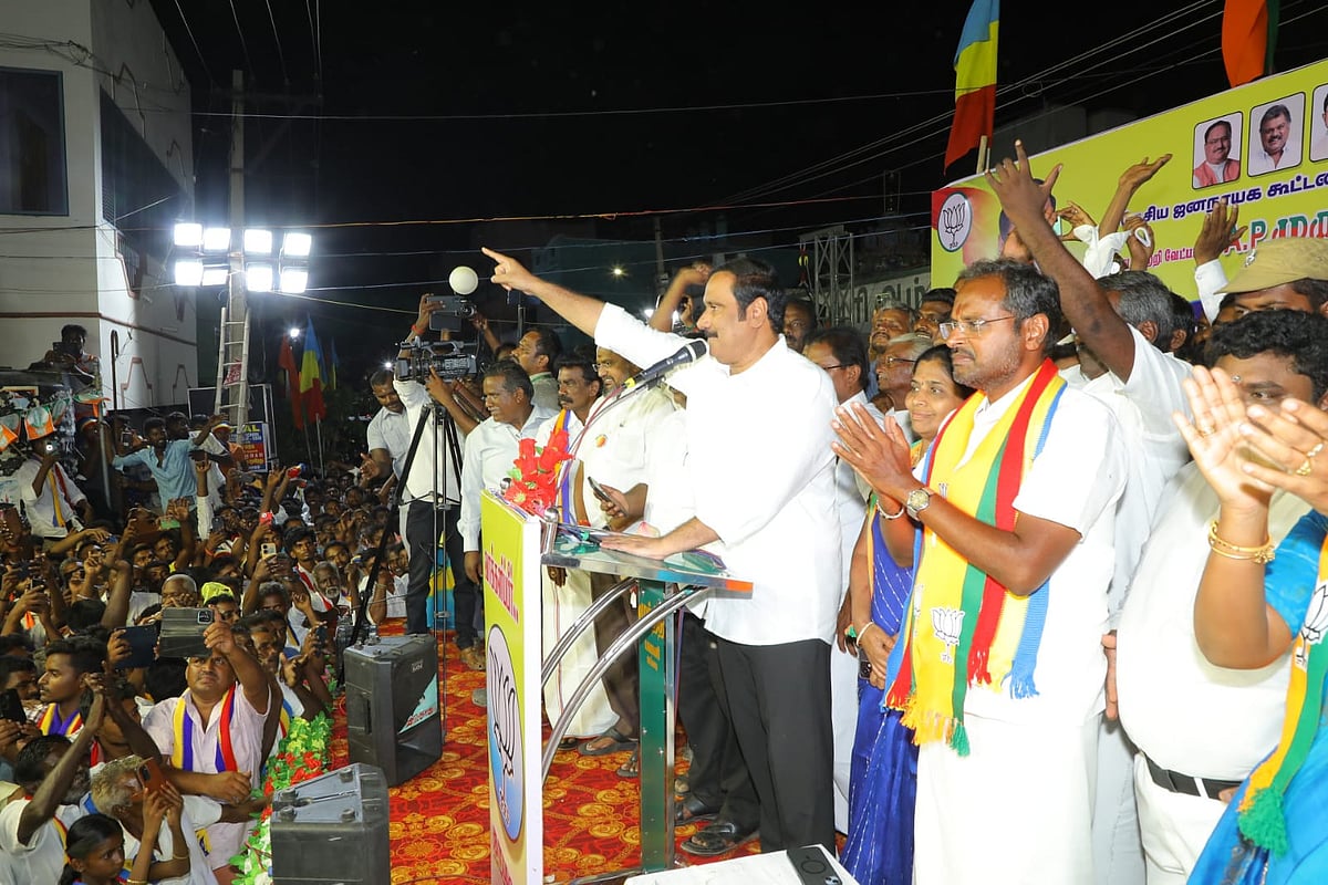 ``அரியணை ஏற்றிய எங்களுக்கு இரு திராவிடக் கட்சிகளும்  துரோகம் செய்தன