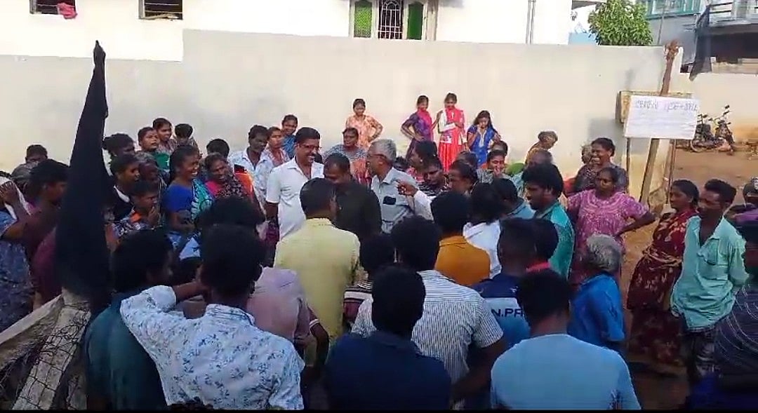 ஏரல்: தேர்தலைப் புறக்கணிப்பதாக அறிவித்த பழங்குடிகள்... பேச்சுவார்த்தை நடத்திய அதிகாரிகள்!