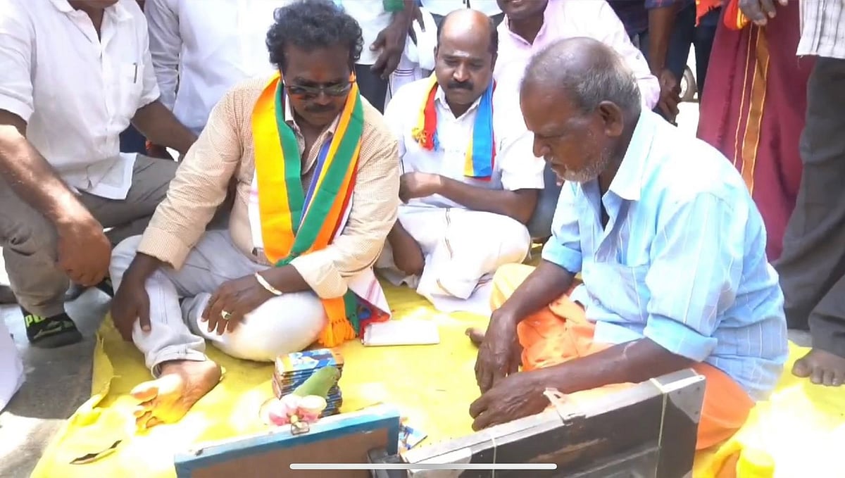 கடலூர்: பாமக வேட்பாளர் தங்கர் பச்சானுக்கு கிளி ஜோசியம் பார்த்தவர் கைது! - என்ன காரணம்?!