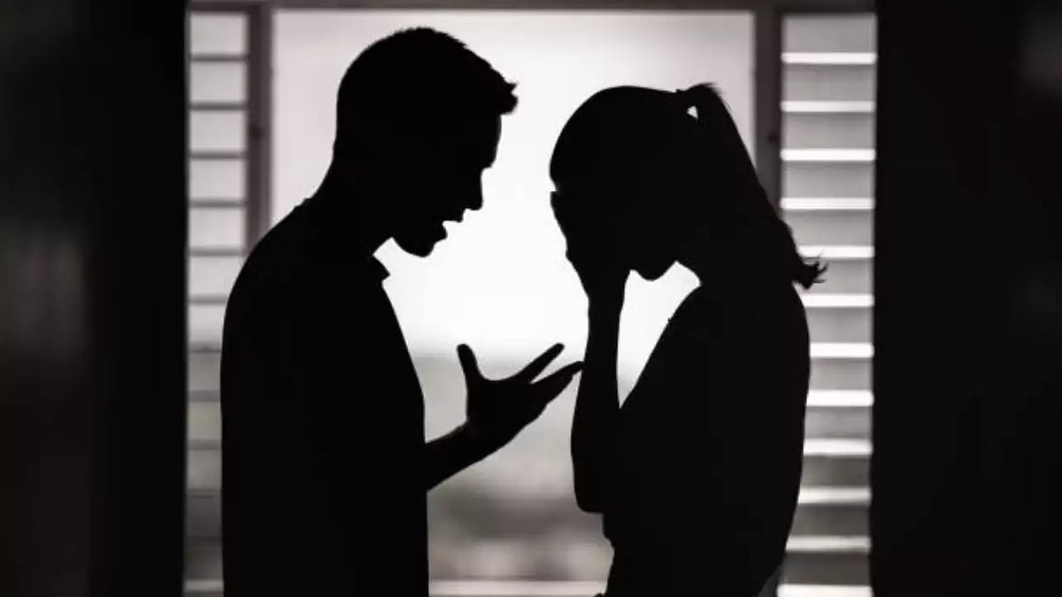 `என் கணவனைக் கொல்பவர்களுக்கு ரூ.50,000 வழங்கப்படும்!' - வாட்ஸ்அப்பில் ஸ்டேட்டஸ் வைத்த இளம்பெண்