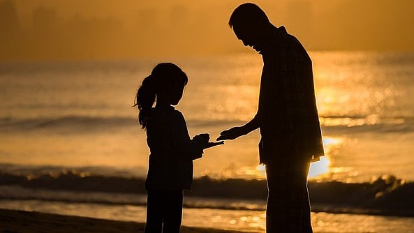 செல்லப்பிராணியைப் போல மகளை ஓராண்டு அடைத்து வைத்த அப்பா... நடைபெறும் தொடர் விசாரணை!