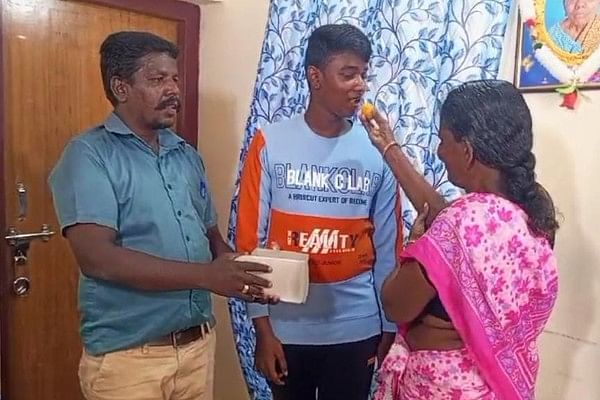 மகனுக்கு இனிப்பூட்டி மகிழும் தாய் சந்திரா