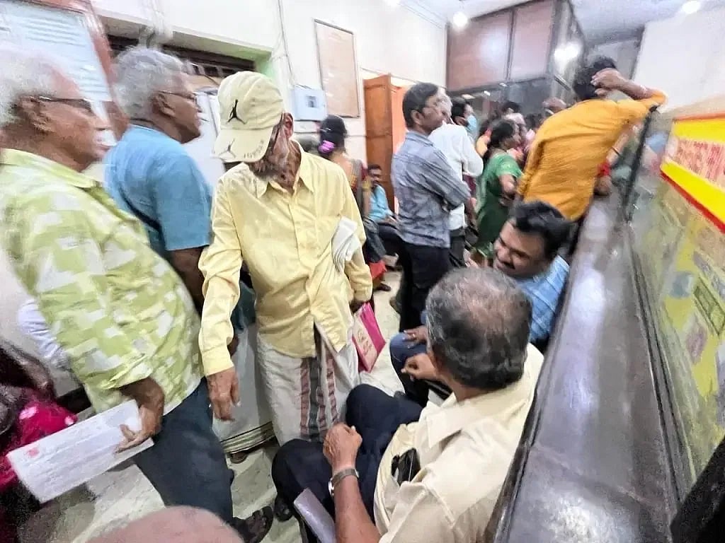 மயிலாப்பூர் நிதி நிறுவனத்தில் குவியும் மக்கள்… பணத்தைத் தேர்தலுக்குச் செலவிட்டாரா பா.ஜ.க வேட்பாளர்? | why mylapore hindu fund company fails to pay depositors - Vikatan