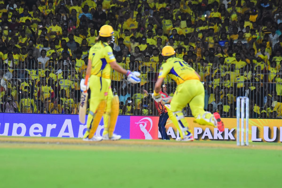 Dhoni: `தோனி செய்தது நியாயமா?' - ஓடமறுத்து மிட்செல்லின் நம்பிக்கையைக் குலைத்தாரா?  