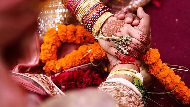 `இரு வேறு மதத்தைச் சேர்ந்தவர்கள் மதம் மாறாமல் திருமணம் செய்வதை சட்டம் தடுக்காது!' - உ.பி நீதிமன்றம்