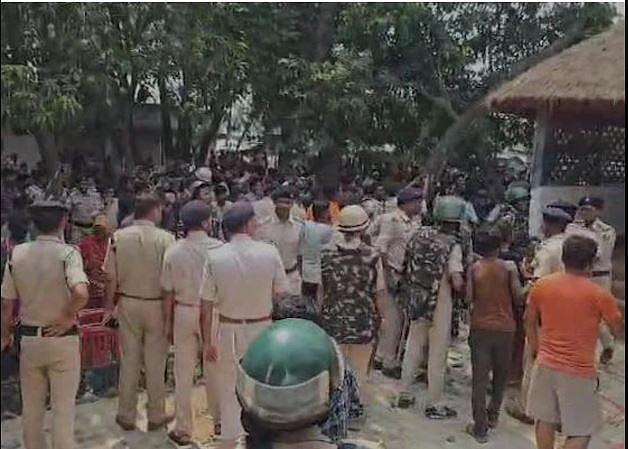 சிறுமியான மனைவியின் தங்கையுடன் திருமணம்; காவல் நிலையத்தில் தற்கொலை - ஸ்டேஷனுக்கு தீவைத்த மக்கள்