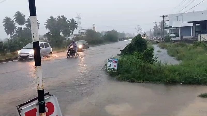 Red alert: திண்டுக்கல்லில் வெளுத்துக்கட்டிய மழை... தேனியை ஏமாற்றியது!