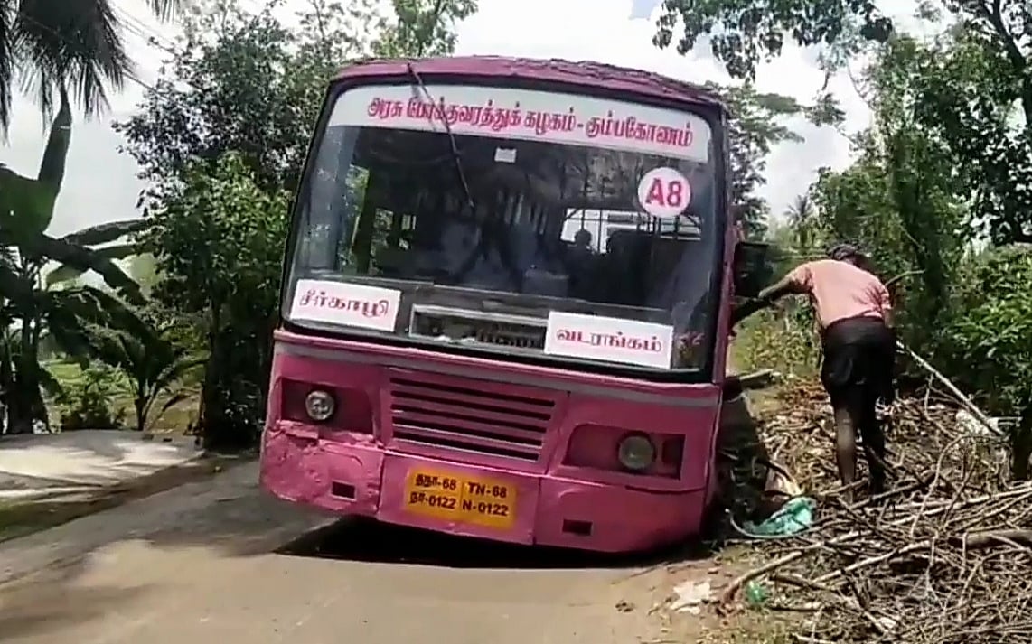 பயணிகளுடன் சென்ற அரசுப் பேருந்து; தனியாக கழன்று ஓடிய முன்பக்க டயர்... சீர்காழி அதிர்ச்சி!