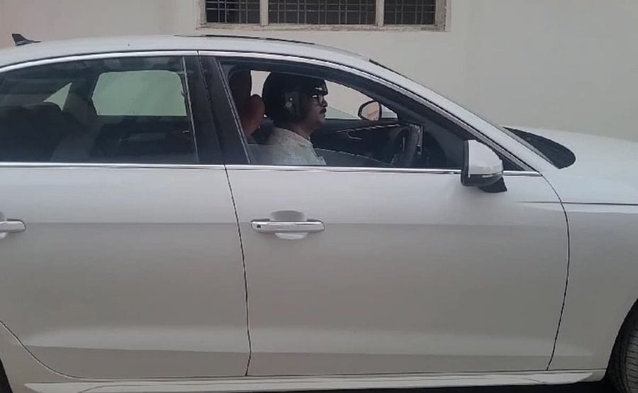 Viral: ஹெல்மெட்டுடன் கார் ஓட்டும் நபர்; `காரணம், காவல்துறை...' - வைரல் வீடியோவும், பின்னணியும்!