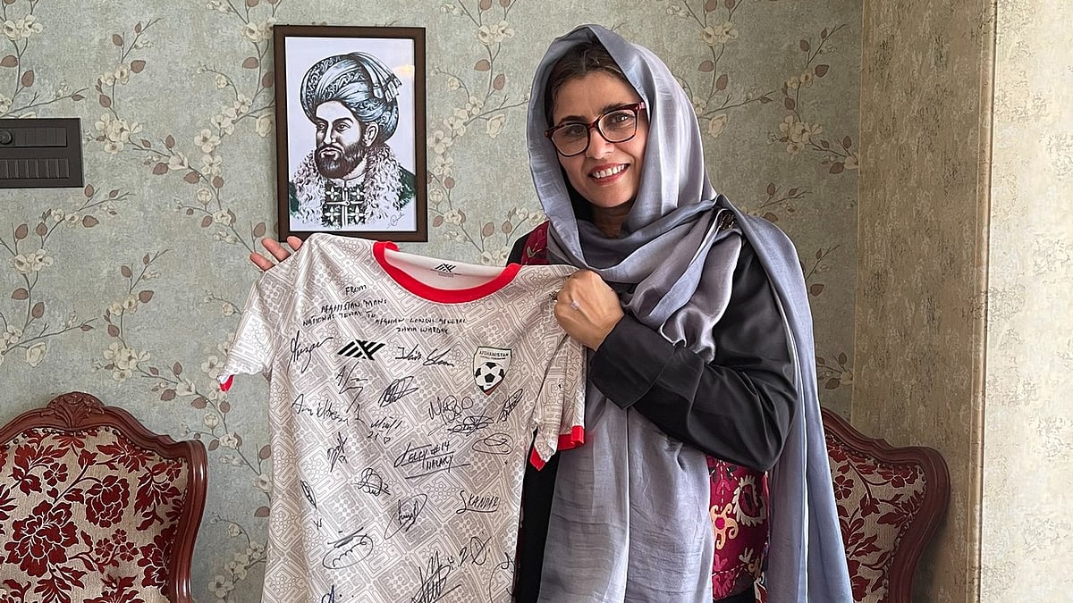 உடல் முழுக்க தங்கக்கட்டிகள்... 25 கிலோ தங்கத்துடன் மும்பையில் சிக்கிய ஆப்கான் தூதரக அதிகாரி!