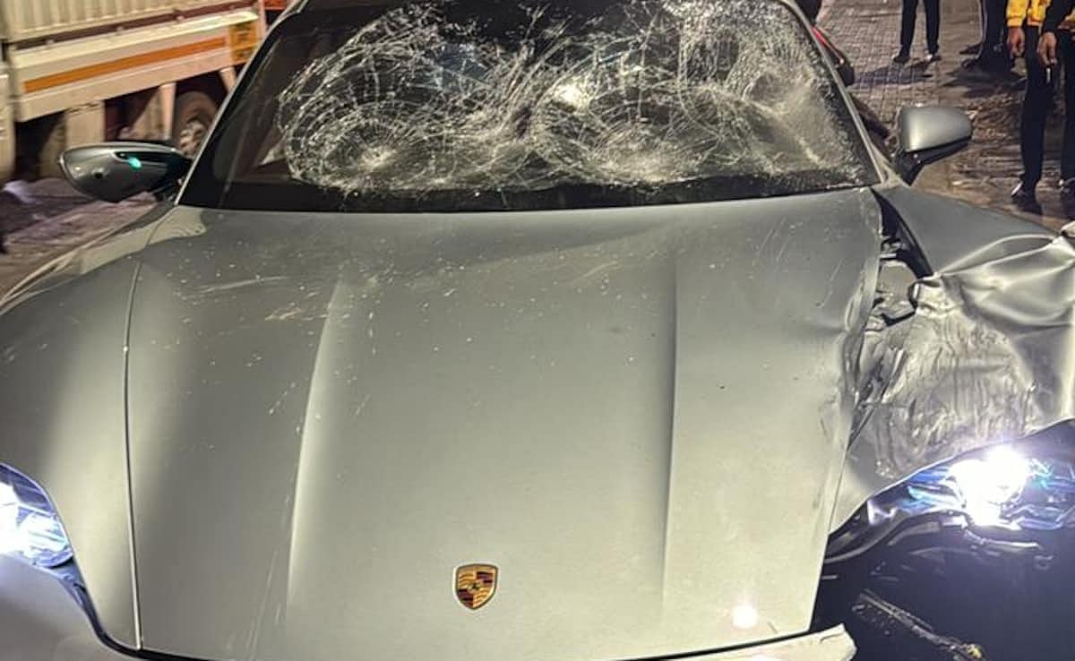 Pune Porsche crash: விபத்தை ஏற்படுத்திய சிறுவனுக்கு பீட்சா, பர்கர் வாங்கிக்கொடுத்த  போலீஸார்?!
