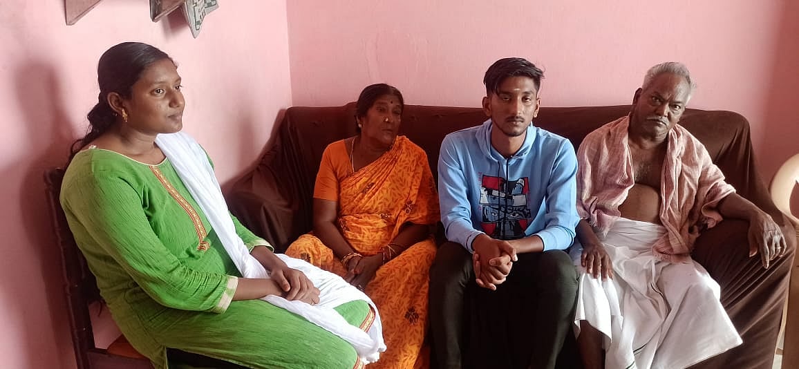 `கொரோனாவில் பெற்றோர் இறப்பு!' ஏழ்மையிலும் பிளஸ்2-வில் சாதனை படைத்த அரசுப் பள்ளி மாணவர்