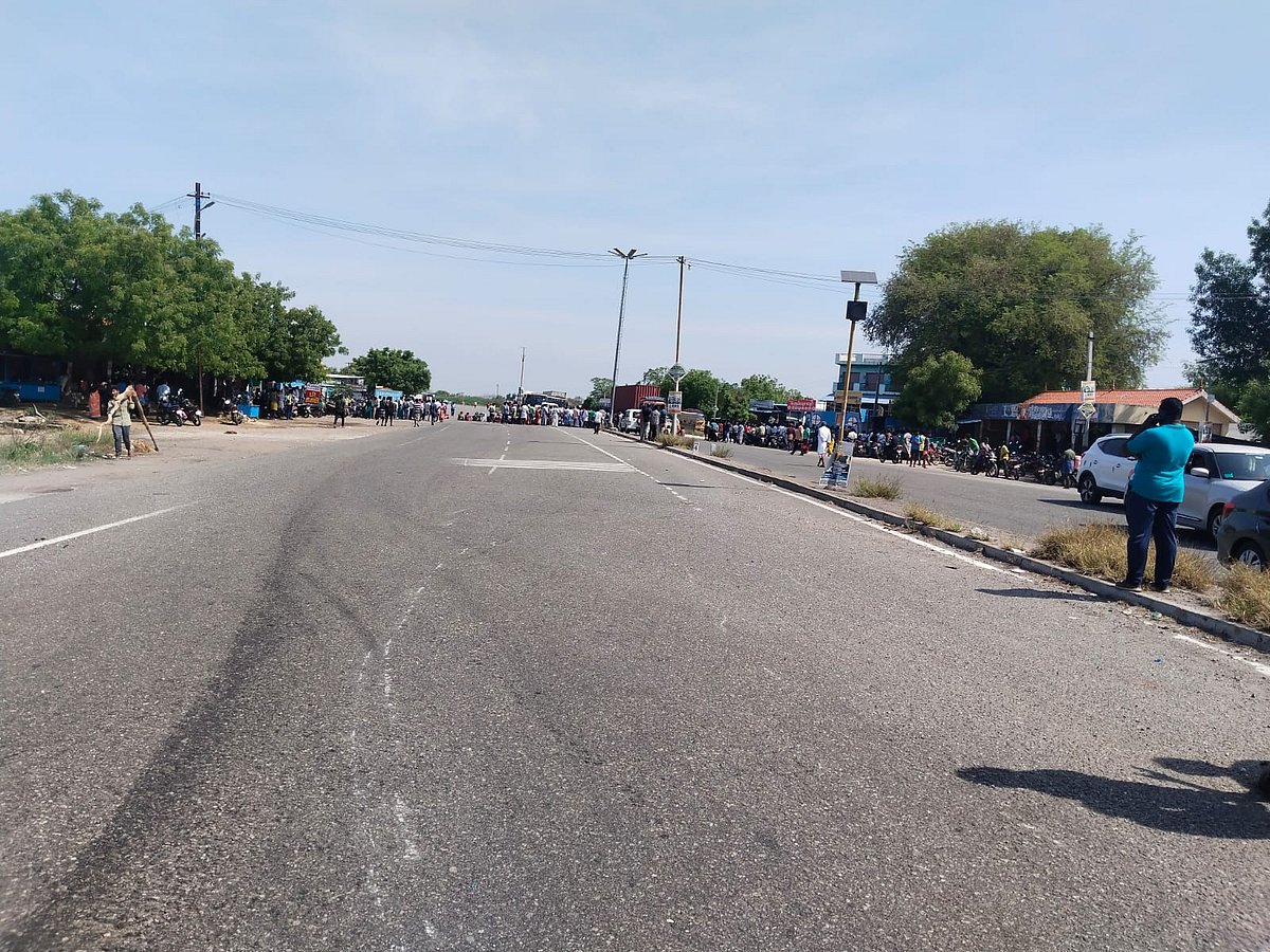 காரியாப்பட்டி: கல்குவாரியில் வெடி விபத்து: 3 தொழிலாளர்கள் பலி; ஆலை உரிமையாளரைக் கைதுசெய்த போலீஸ்!