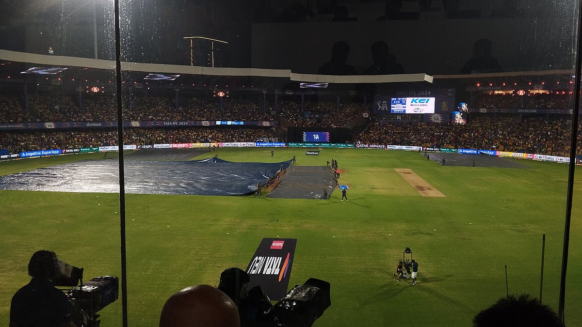 RCB v CSK: திடீரென கொட்டிய மழை, நம்பிக்கையோடு கேப்டன்கள்; என்ன நடக்கிறது சின்னச்சாமி மைதானத்தில்?