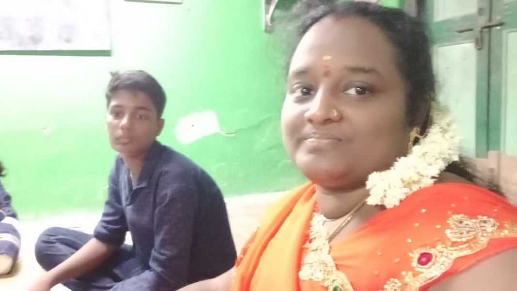 மகனுடன் சேர்ந்து 10-ம் வகுப்பில் தேர்ச்சி, 17 ஆண்டுகளுக்குப் பிறகு தாயின் வெற்றி!