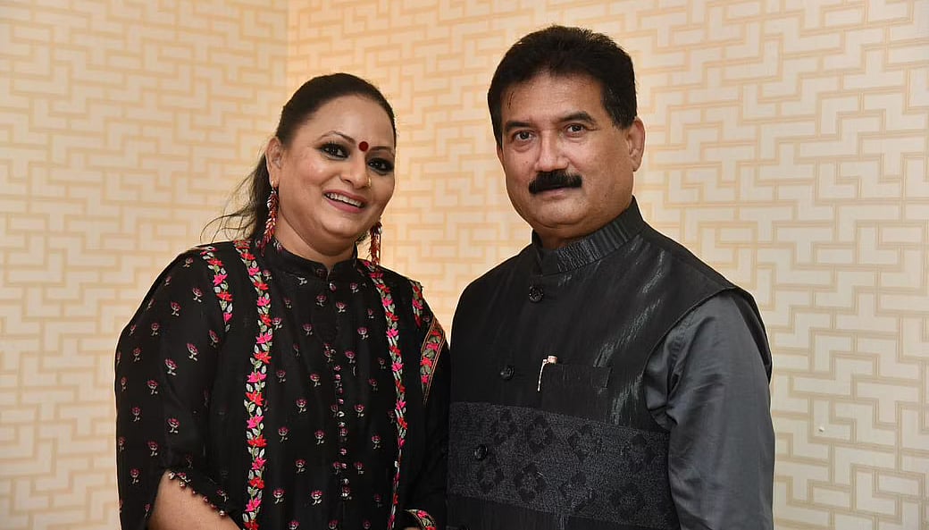 மும்பை: சிவசேனா பெண் வேட்பாளர், கணவரிடம் ரூ.143 கோடி கேட்கும் வருமான வரித்துறை!