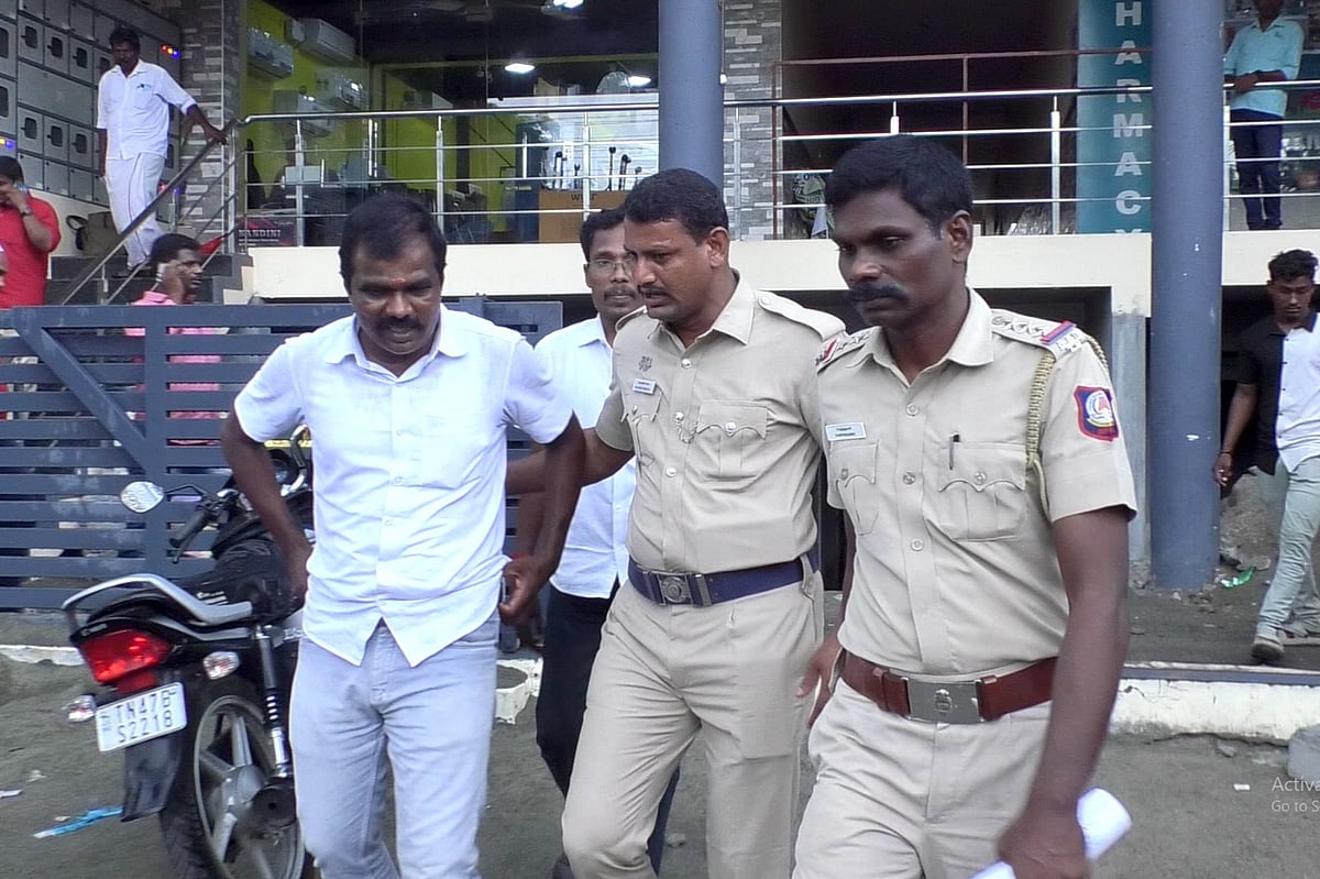 கரூர்: அதிமுக முன்னாள் அமைச்சர் பெயரைச் சொல்லி ஏலச்சீட்டு நடத்தியவர் கைது! - நடந்தது என்ன?