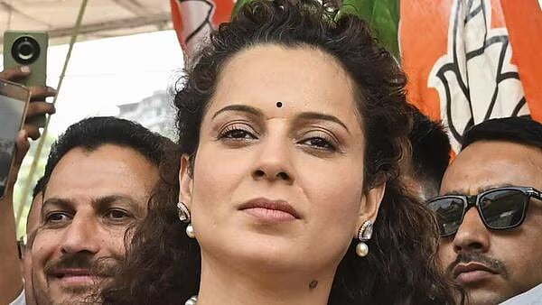 ``வன்கொடுமையையும், கொலையையும் ஆதரிப்பீர்களா?” -  கங்கனா ரனாவத் காட்டம்