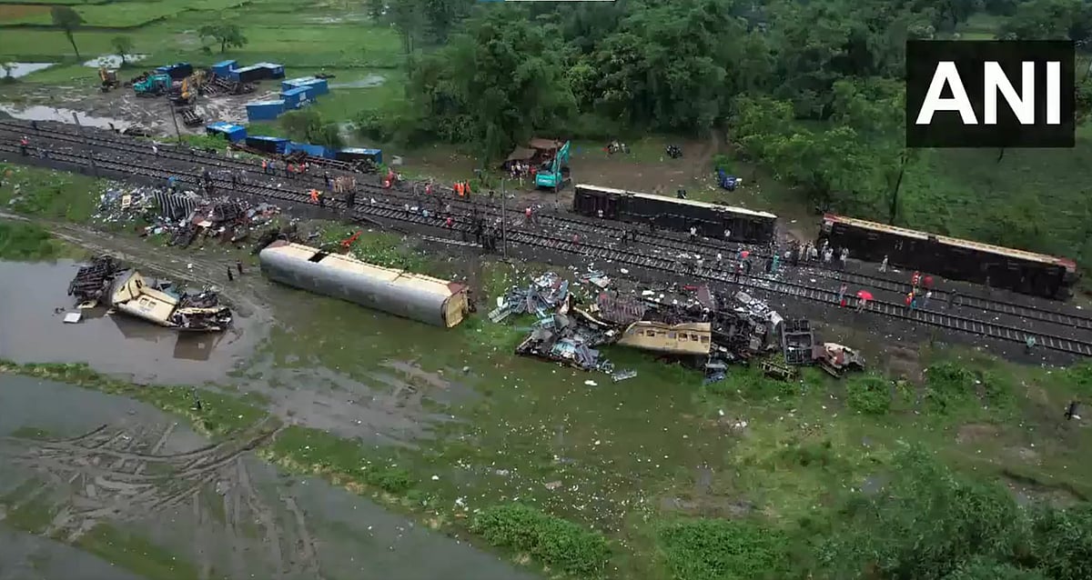 Kanchanjunga Express Collide: மேற்கு வங்க ரயில் விபத்து பகுதியின் இன்றைய ட்ரோன் வீடியோ!