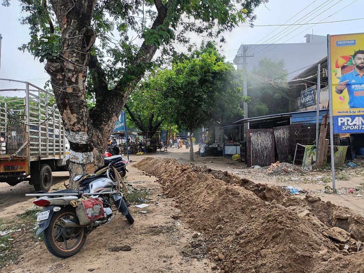 குடிநீர் குழாய் பதிக்க தோண்டப்பட்ட பள்ளம்; குபுகுபுவென வெளியேறிய இயற்கை எரிவாயு - அச்சமடைந்த மக்கள்!