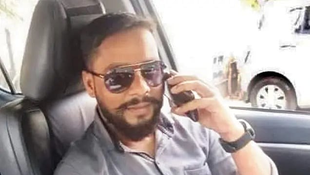 மனைவியை விட்டுவிட்டு தன்னை திருமணம் செய்ய கட்டாயப்படுத்திய காதலி...  சேலையால் கழுத்தை நெரித்து கொலை!