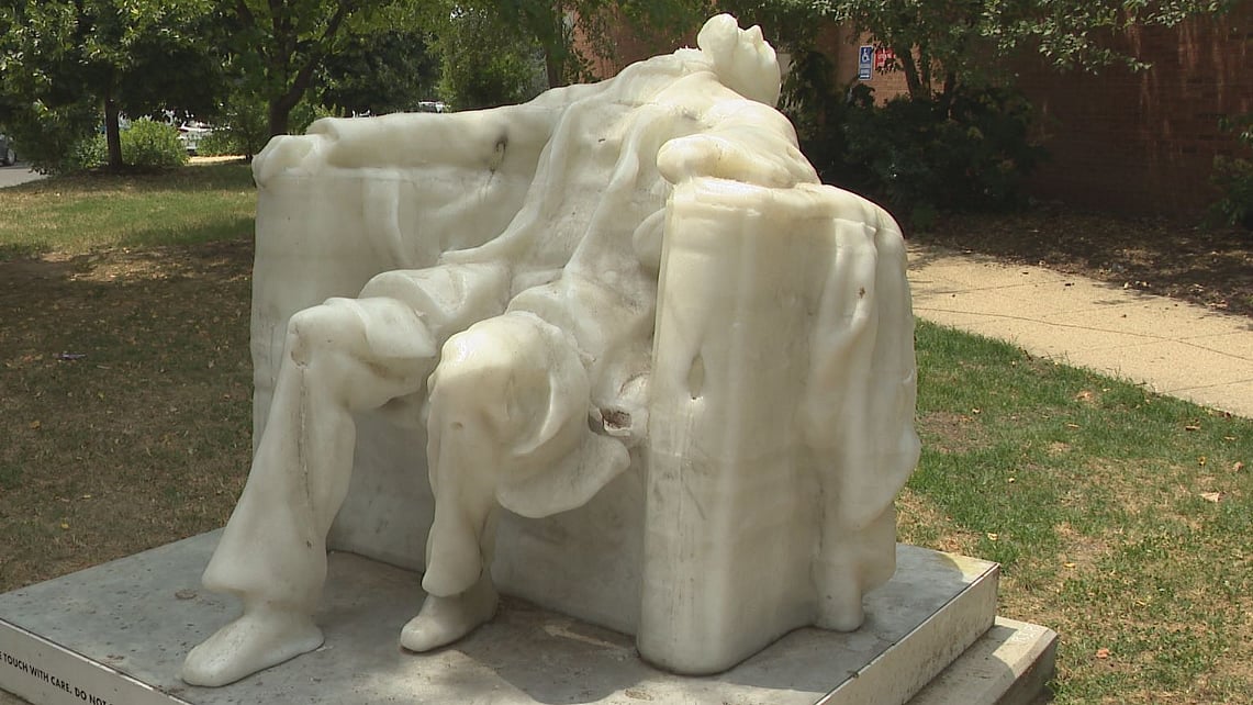 Heat: துண்டான தலை... சுட்டெரிக்கும் வெப்பத்தால் உருகிய ஆபிரகாம் லிங்கன் மெழுகுச் சிலை! | Heat Melts Former President Abraham Lincoln's Wax Statue - Vikatan