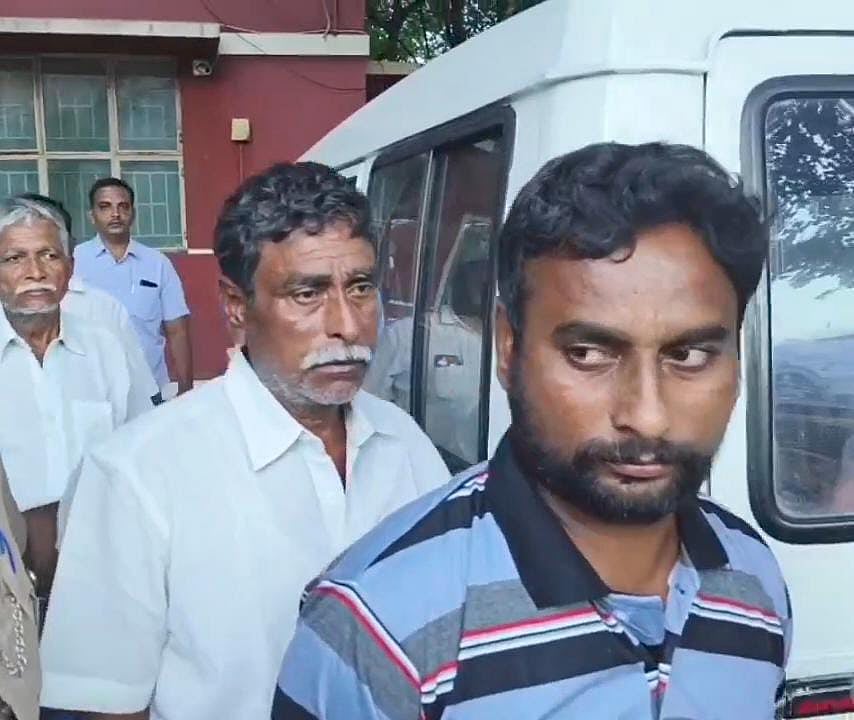 காவல் நிலையத்தில் வைத்து கத்தி குத்து... மனைவியின் திருமணம் மீறிய உறவால் கணவன் வெறிச்செயல்