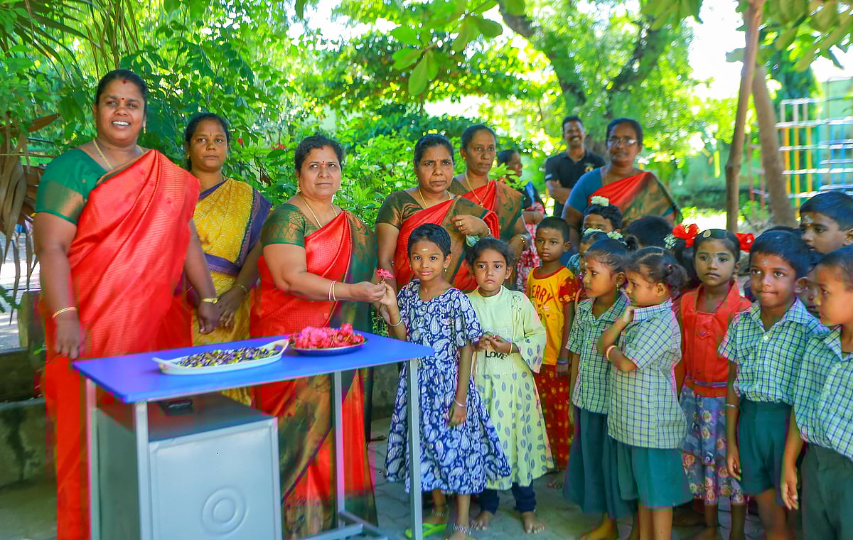 கோடை விடுமுறை முடிந்து பள்ளிகள் திறப்பு: `பூ’, `மிட்டாய்’ கொடுத்து வரவேற்ற ஆசிரியர்கள்!