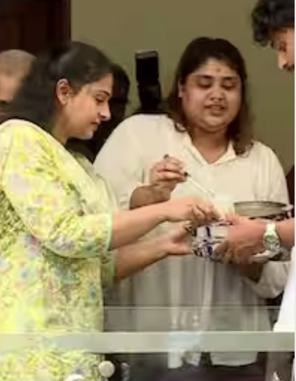 பாயாசம் வழங்கி கொண்டாடிய சுரேஷ்கோபியின் மனைவி ராதிகா