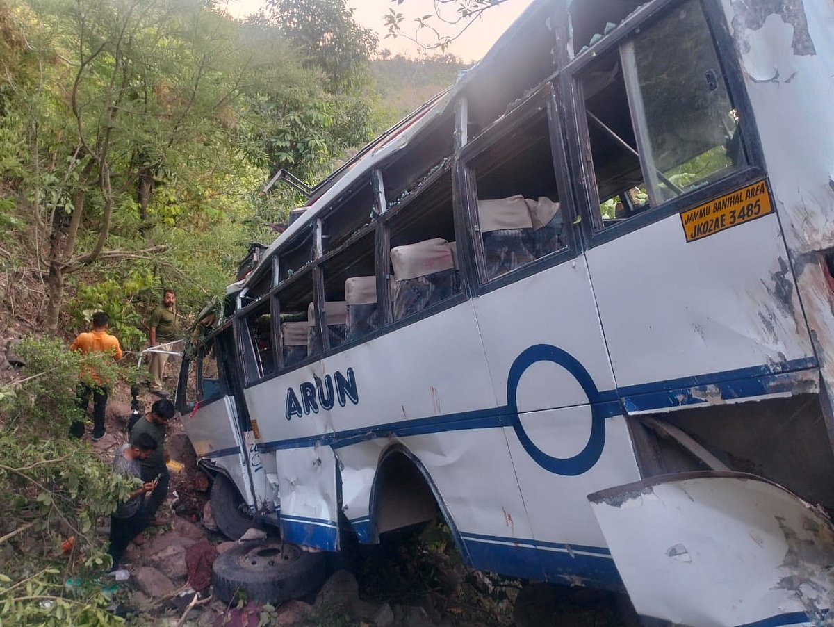  Jammu-Kashmir: பக்தர்கள் சென்ற பேருந்துமீது தீவிரவாதிகள் தாக்குதல் - 10 பேர் பலி; 33 பேர் படுகாயம்!