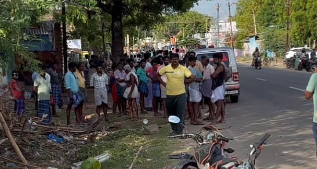 தூத்துக்குடி: சாலையோரம் தண்ணீர் பிடித்துக் கொண்டிருந்தவர்கள்மீது மோதிய கார் - மூன்று பெண்கள் பலி!