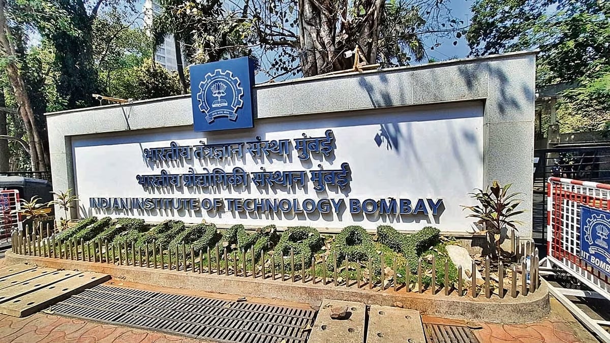 IIT Bombay: `வில்லனை புகழ்ந்து Ramayana நாடகம்' என புகார் - மாணவர்களுக்கு தலா ரூ.1.2 லட்சம் அபராதம்!