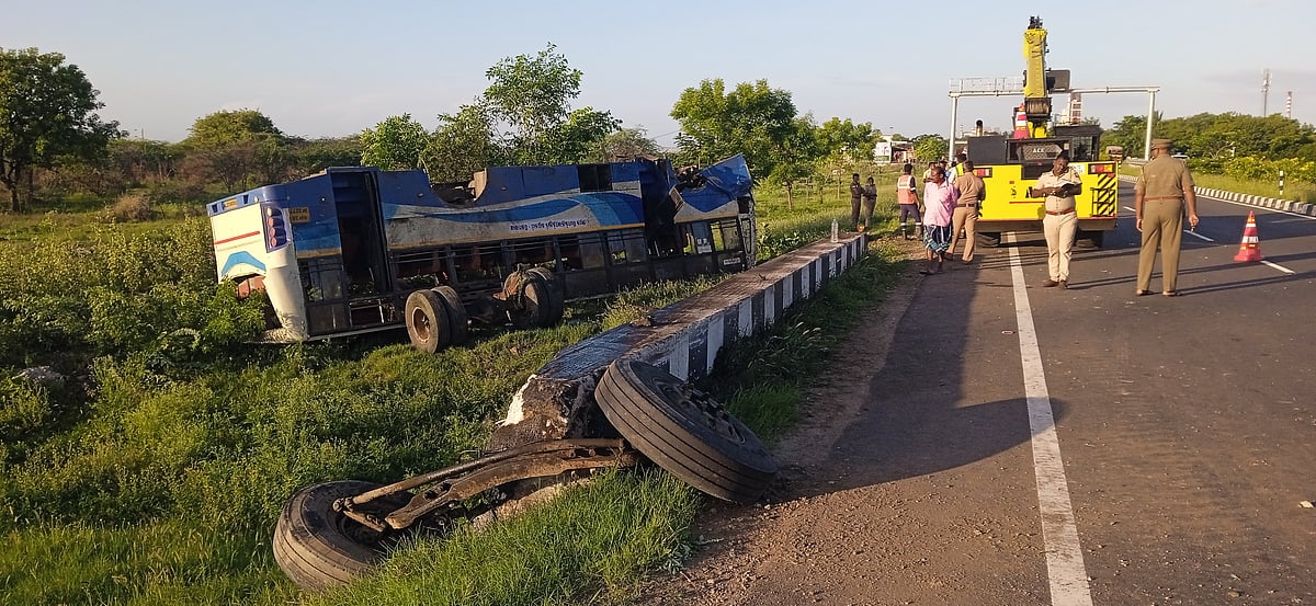 விருதுநகர் அருகே பள்ளத்தில் தலைகீழாக கவிழ்ந்த அரசுப் பேருந்து - பெண் பயணி பலி; 38 பேர் காயம்!