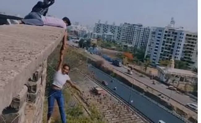 புனேயில் `ஸ்பைடர்வுமன்’...  ரீல்ஸ் மோகத்தில் கட்டடத்தில் அந்தரத்தில் தொங்கிய இளம்பெண்! - அதிர்ச்சி