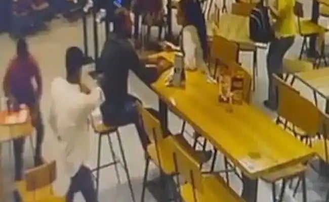 ஸ்கெட்ச் போட்டு அழைத்துவந்த பெண்; பழிவாங்க Burger King-ல் நடந்த துப்பாக்கிச்சூடு - டெல்லி `பகீர்'