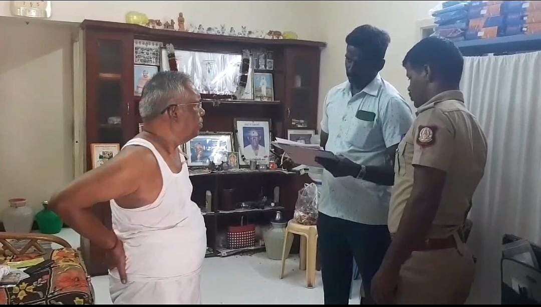 `என்ன `டீ’ல சூடு கம்மியா இருக்கு’ - 5 சவரன் நகை, 5 லட்சம் பணத்தை எடுத்துச்சென்ற போலி ஐ.டி அதிகாரிகள்
