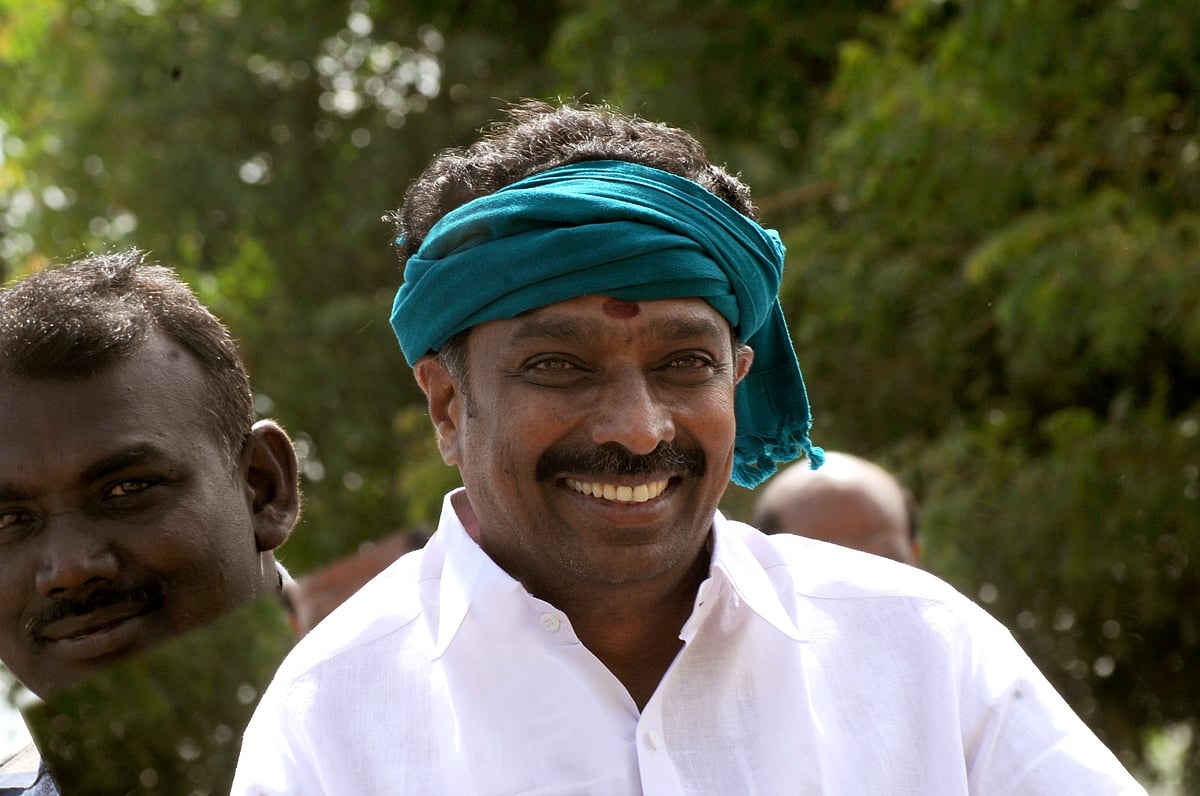 'ரூ.100 கோடி மதிப்புள்ள நிலம் அபகரிப்பு புகார்' - எம்.ஆர் விஜயபாஸ்ரை துரத்தும் வழக்கும் பின்னணியும்!