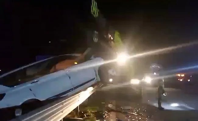 மும்பை - நாக்பூர் சாலை: தவறான வழித்தடத்தில் வந்த கார்; வேகமாக வந்த மற்றொரு காருடன் மோதி 6 பேர் பலி!